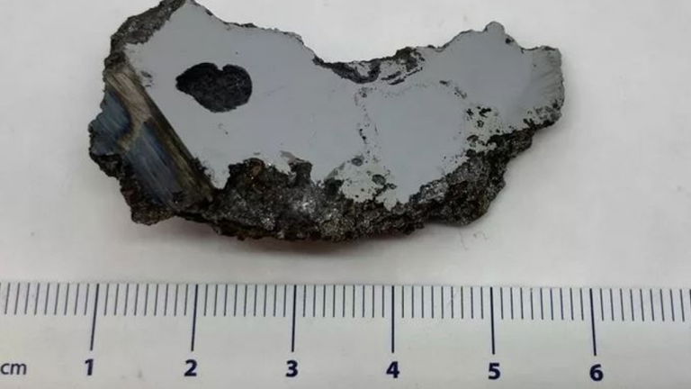 Unos científicos han descubierto dos minerales nuevos al abrir un meteorito enterrado en Somalia