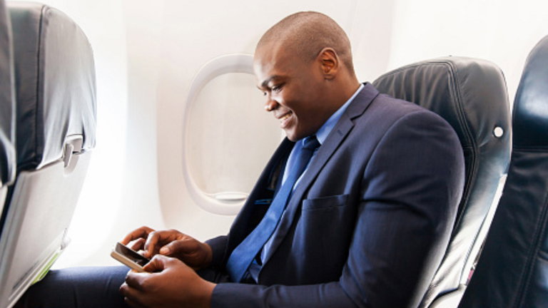 El modo avión ya no es necesario: la UE te permitirá conectarte a internet con el 5G de tu móvil en aviones
