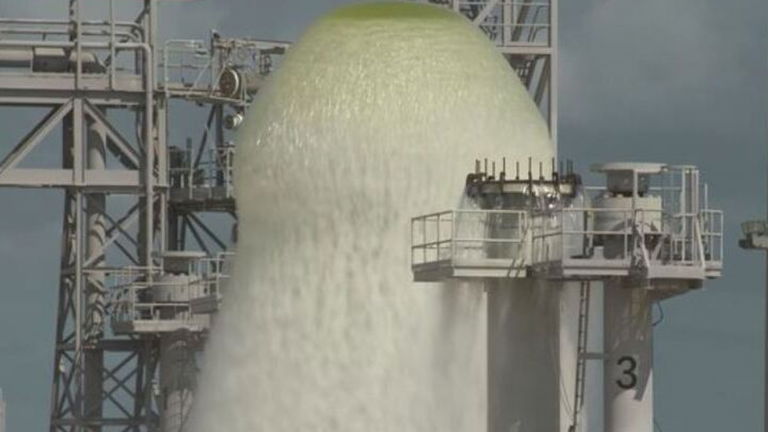 Así funciona el gigantesco extintor que la NASA utiliza en sus lanzamientos para evitar incendios