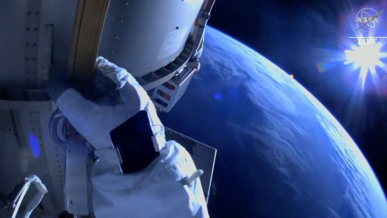 Jaque mate terraplanistas, el nuevo paseo espacial de un astronauta nos muestra la belleza de la Tierra esférica y el Sol