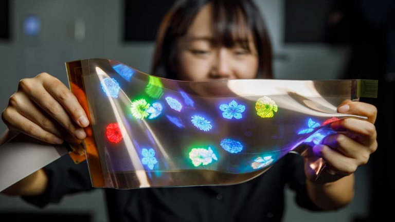 Lo nuevo de LG son estas bizarras pantallas que se estiran, doblan e incluso puedes retorcerlas