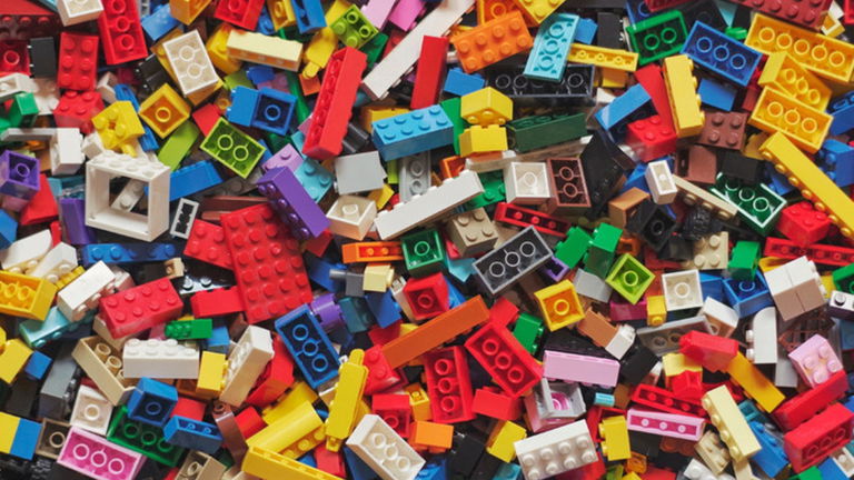 Crear las piezas de LEGO requiere precisión de cirujano, así son sus estrictos controles de calidad