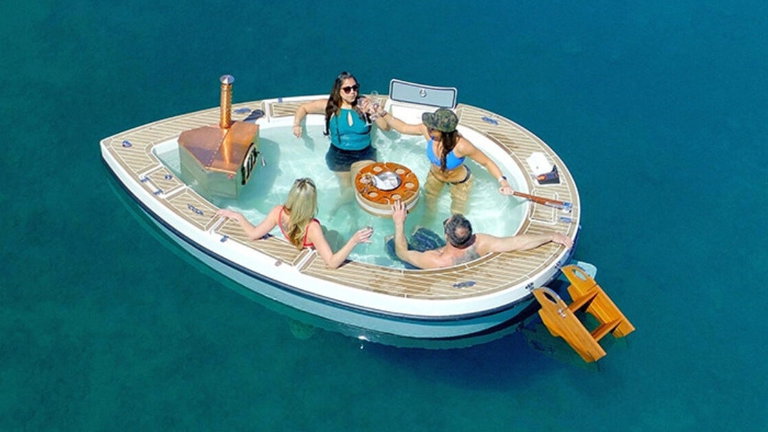 Este jacuzzi se convierte en una barca eléctrica ideal para darte paseos relajantes por el mar