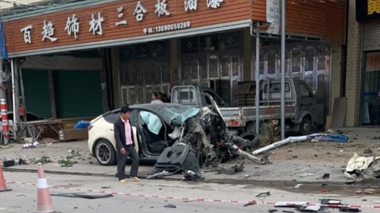 Un Tesla sin control aterroriza las calles en china: provocó un accidente mortal desobedeciendo al conductor