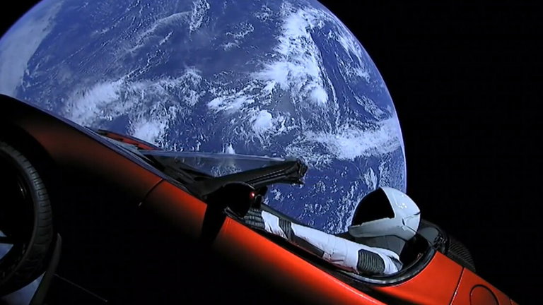 Las 7 cosas más extrañas que han sido enviadas al espacio: un sable láser, un coche, cenizas humanas y más