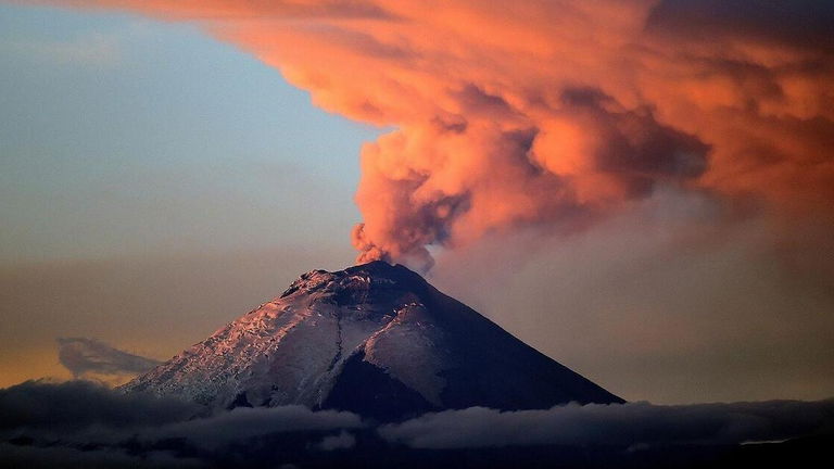 El volcán más grande del mundo ha erupcionado de nuevo: así se ha vivido el despertar del Mauna Loa