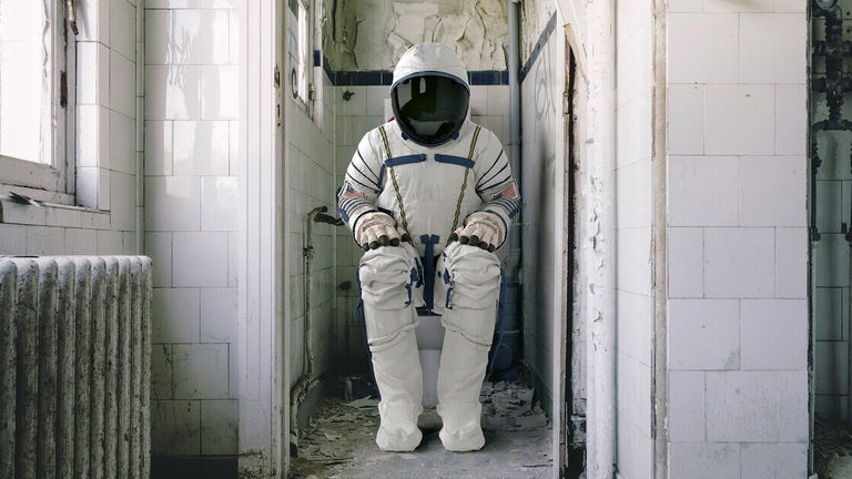 La razón por la que los astronautas siempre orinan en el autobús que les lleva al cohete antes del despegue