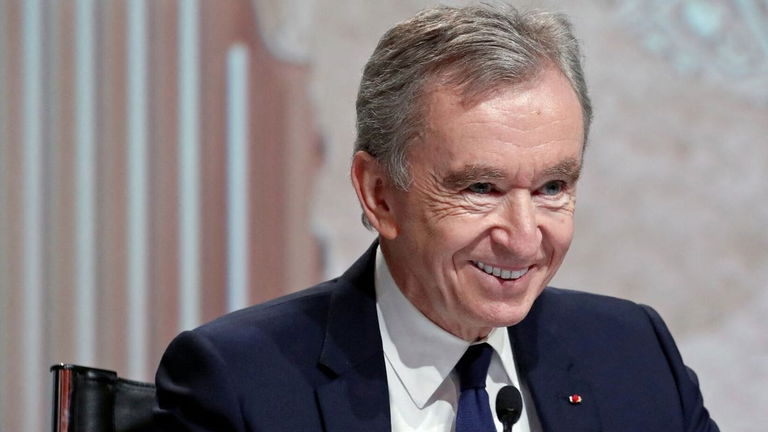 Él es Bernard Arnault, el recién proclamado hombre más rico del mundo que le ha robado el puesto a Elon Musk