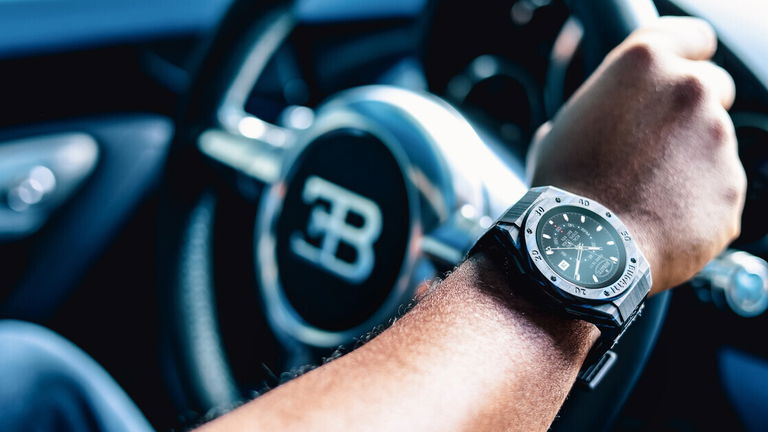 Este imponente (y carísimo) smartwatch de Bugatti es el primero fabricado en fibra de carbono