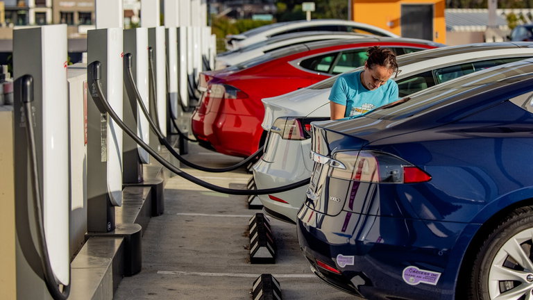 Las nuevas medidas del Gobierno son malas noticias para los coches de combustión, buenas para los eléctricos