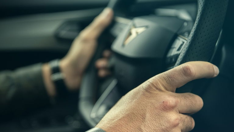 Cómo colocar las manos en el volante: todas las configuraciones y ventajas e inconvenientes de cada una