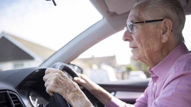 La DGT propone un mayor seguimiento a los ancianos que conducen, pero el problema principal sigue sin solución