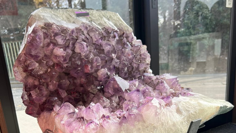 Esta silla de escritorio hecha de amatistas vale más de 3.000 dólares y parece la cosa más incómoda del mundo