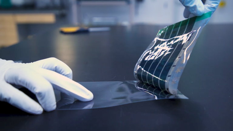 Los paneles solares son cosa del pasado: el MIT ha creado pegatinas solares más finas que un pelo humano