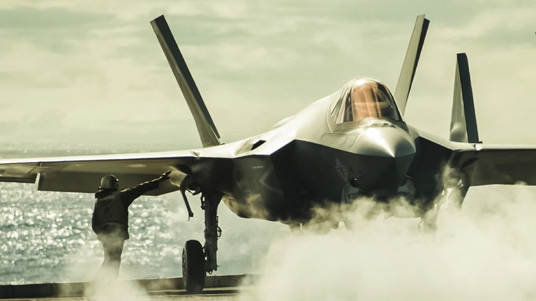 Un caza americano pierde el control aterrizando: el piloto utiliza su último recurso y se salva por los pelos