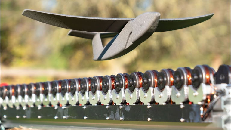 Alguien ha construido una lanzadera magnética que propulsa aviones de papel como cazas militares
