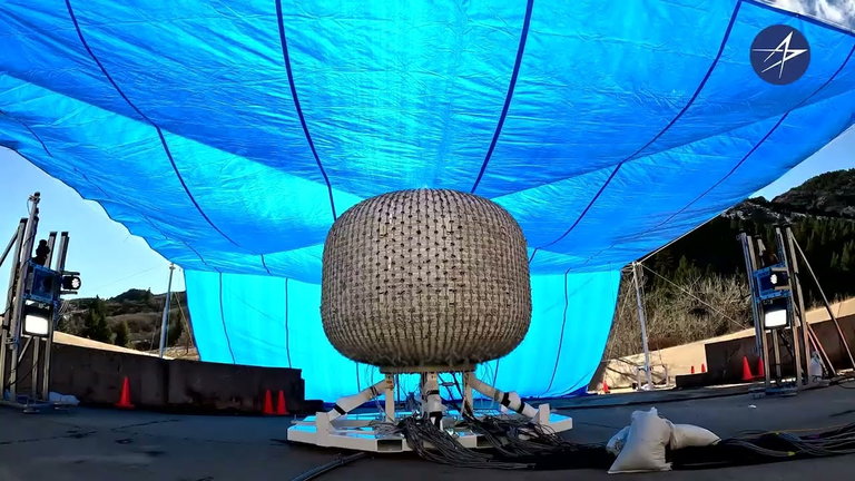 Estas burbujas son casitas para astronautas, y para probar su eficacia, sus creadores las han hecho explotar