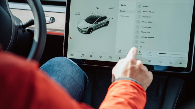 Nadie la usa, pero la radio AM está desapareciendo de los vehículos eléctricos y este es el motivo