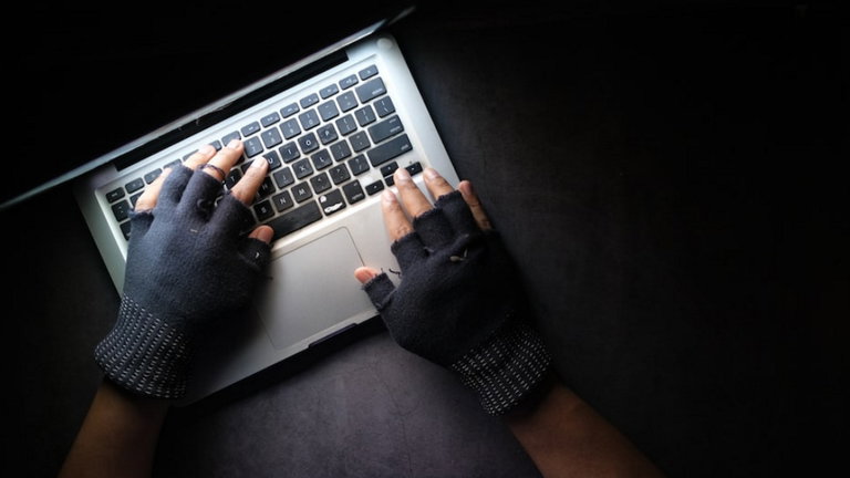 Este es uno de los usos más irresponsables que los jóvenes hacen de internet, y está practicamente normalizado