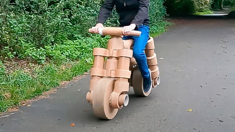 Esta moto eléctrica hecha de cartón es lo más bizarro que verás hoy, pero funciona