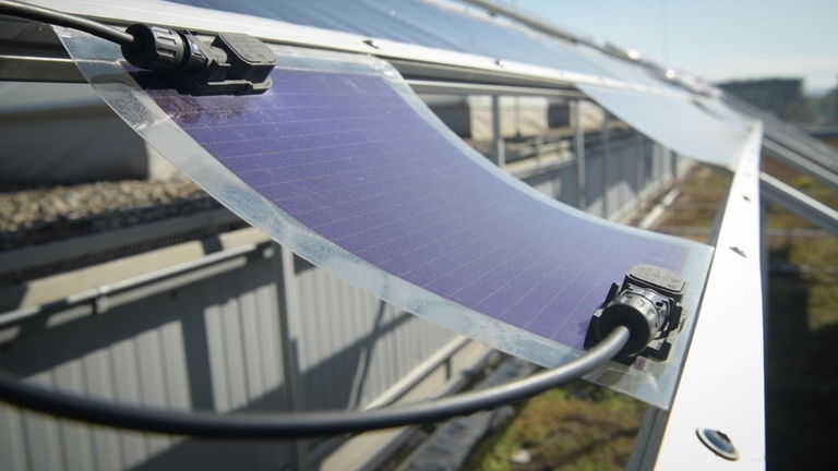 Estas placas solares se colocan como pegatinas y te hacen olvidarte de tediosas instalaciones