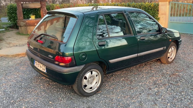 Revisa bien los coches antes de desguazarlos, este conductor casi destroza una joya con el sello de Apple