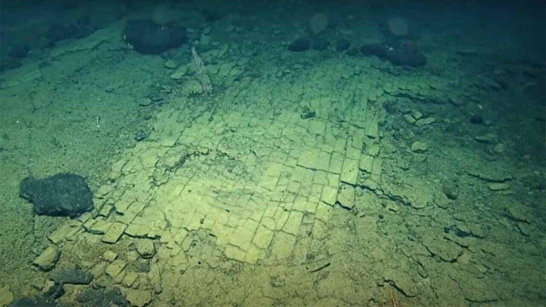 Hay una carretera misteriosa sumergida en el océano Pacífico, pero lo sorprendente es que no es obra humana