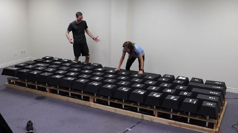 Jugar a videojuegos en el teclado más grande del mundo parece la forma más divertida de hacer ejercico