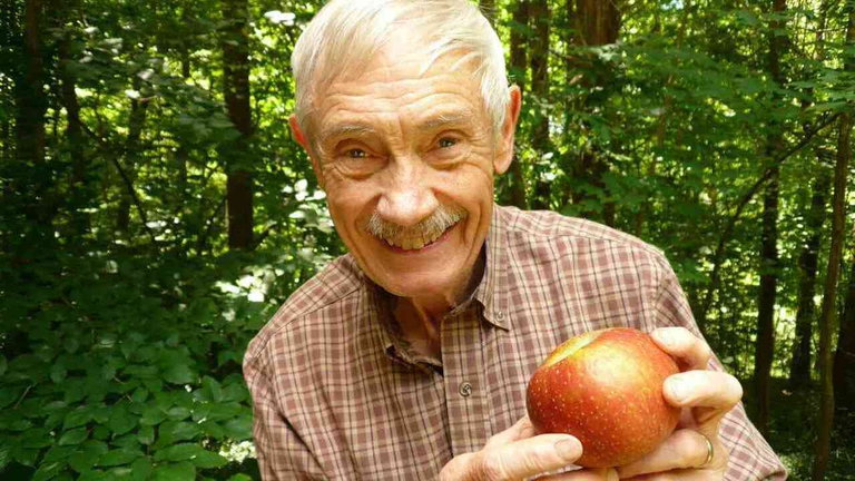 Este hombre ha preservado más de 1.000 tipos de manzanas, salvándolas de una inevitable extinción