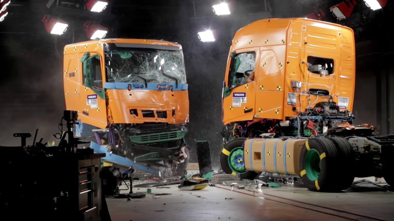Así son las espectaculares simulaciones de accidente a las que se someten los camiones eléctricos de Volvo