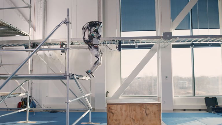 Saltos, carreras y hasta volteretas: el robot Atlas de Boston Dynamics y su increíble rango de movimiento
