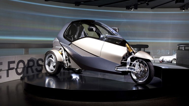 Este extraño híbrido entre coche y moto era la idea que tenia BMW para sus coches eléctricos