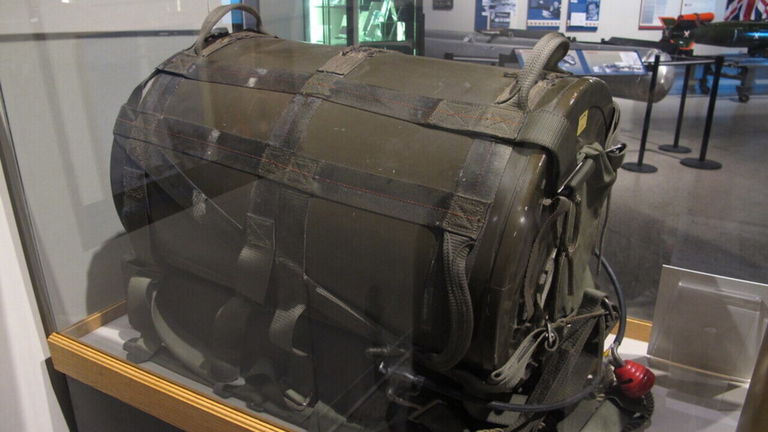La historia de la B54, una bomba nuclear "mini" que cabía en una mochila