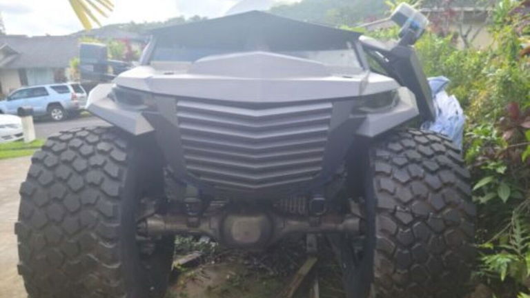 Alguien ha transformado su camioneta en un imponente Batmóvil todoterreno, y es espectacular