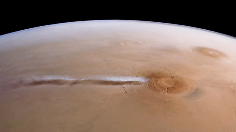 Esta gigante y extraña nube de Marte aparece siempre en el mismo sitio en primavera, y ahora sabemos por qué
