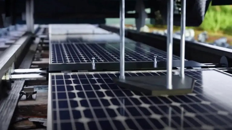 Trenes y placas solares: este es el ingenioso método que busca generar energía solar aprovechando las vías