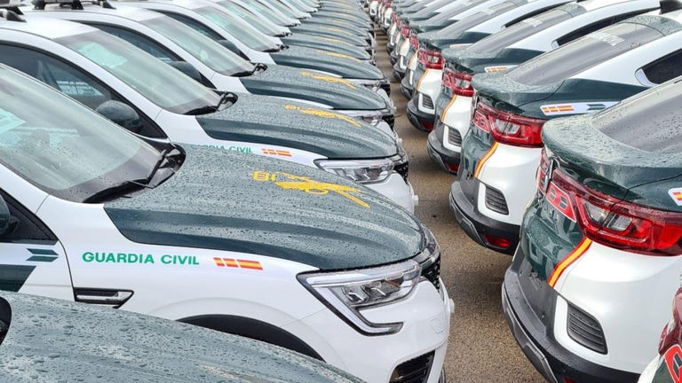 La Guardia Civil se ha comprado 200 coches eléctricos para nada: no tiene dónde cargarlos