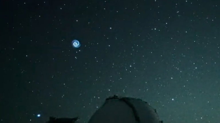 Ha aparecido una misteriosa espiral azul en el cielo de Hawái, y nadie confirma lo que puede ser