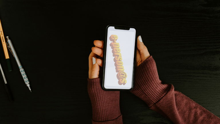 Un ingeniero ha imaginado cómo sería Tinder si lo hubiera creado el Estado y el resultado es descacharrante