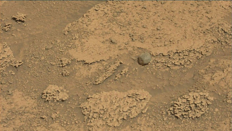La NASA ha descubierto una inusual roca en la superficie de Marte, junto con un enorme yacimiento de gemas
