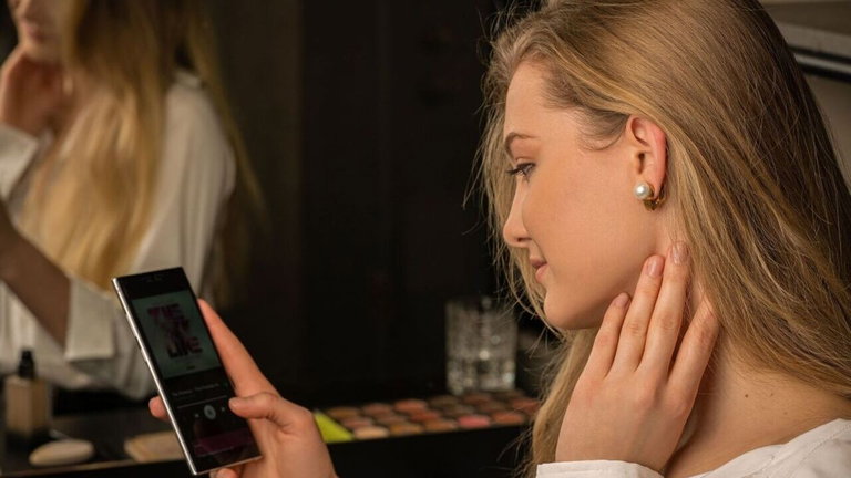 Estos auriculares se transforman en pendientes con perlas reales: un híbrido increíble entre moda y tecnología