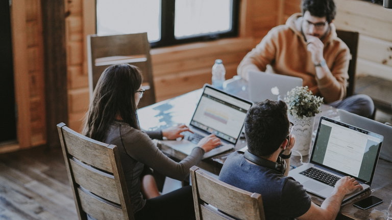 Paseos de 5 minutos cada media hora en el trabajo: mejoran la salud y la productividad