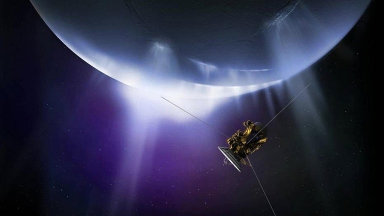 Los misterios de Encélado, la luna de Saturno que podría albergar una civilación alien acuática
