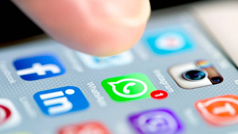 Tu jefe puede meterte en grupos de WhatsApp sin permiso y no puedes hacer nada para evitarlo: lo dice la AEPD