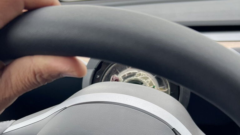 Miedo desbloqueado: a un conductor se le ha despegado el volante de su Tesla en medio de la autopista
