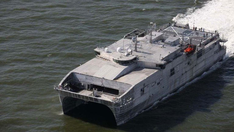 La marina de EEUU tiene un nuevo y tecnológico fichaje: un barco robot capaz de navegar solo durante un mes