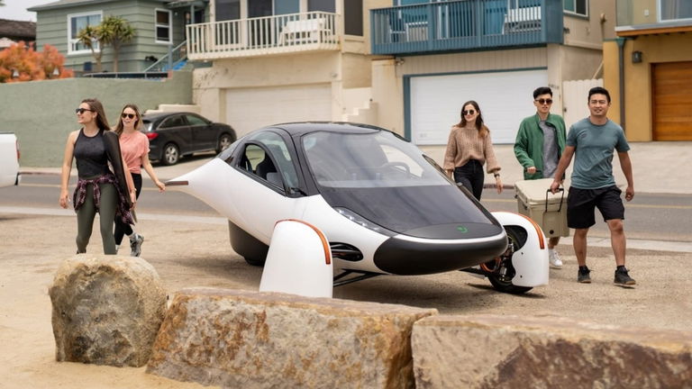 Este bizarro coche solar podrá verse este año en carreteras: precio y disponibilidad del Aptera