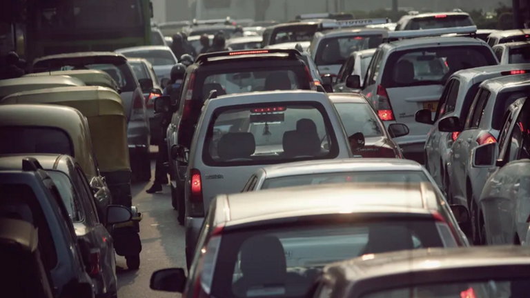 Inhalar los gases contaminantes de los coches produce efectos negativos en el cerebro en solo dos horas