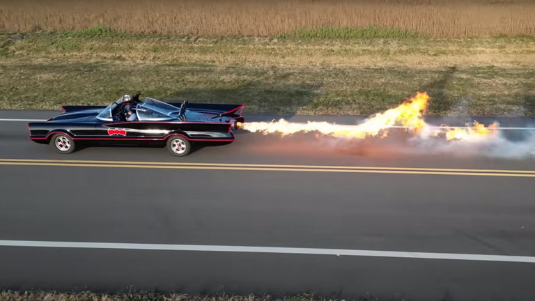 Se construye su propio Batmóvil y lo lleva al límite: ametralladoras a los lados, propulsores y bombas de humo