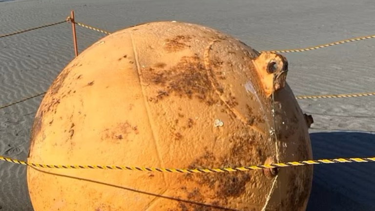 Ha aparecido una enorme esfera de metal en una playa japonesa, y nadie tiene ni idea de qué puede ser